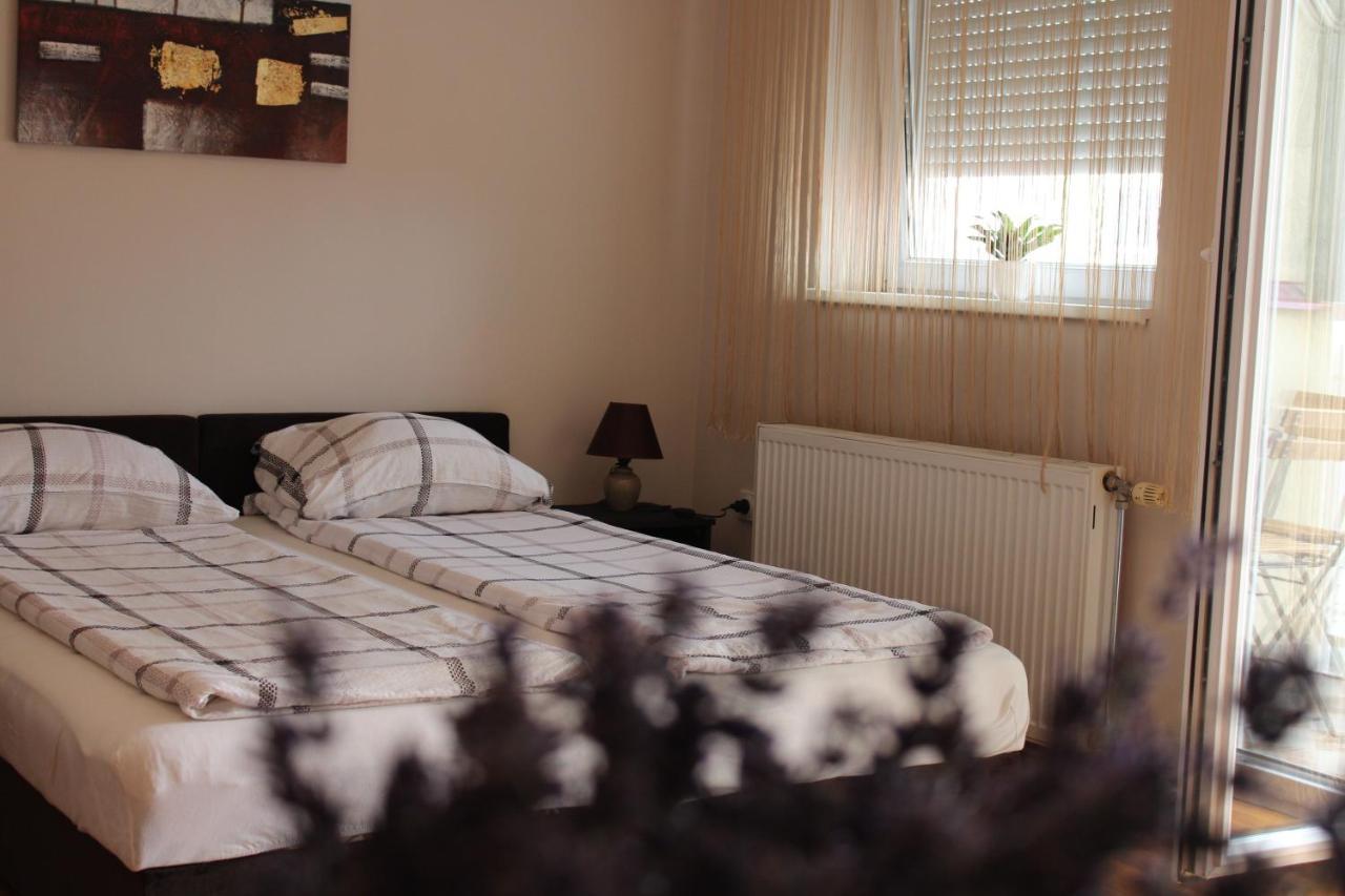 Momo'S Studio Apartment Суботиця Екстер'єр фото