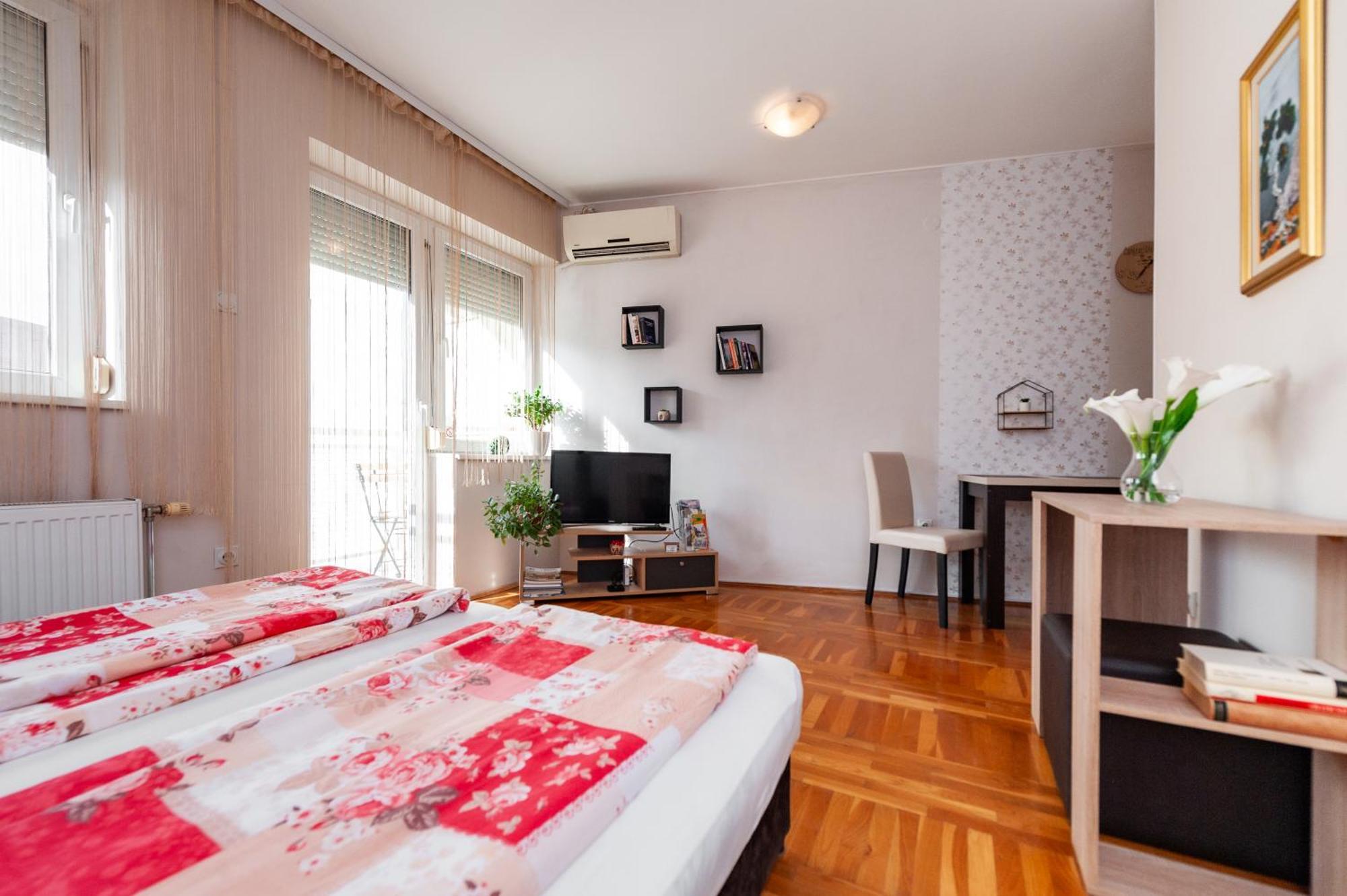 Momo'S Studio Apartment Суботиця Екстер'єр фото